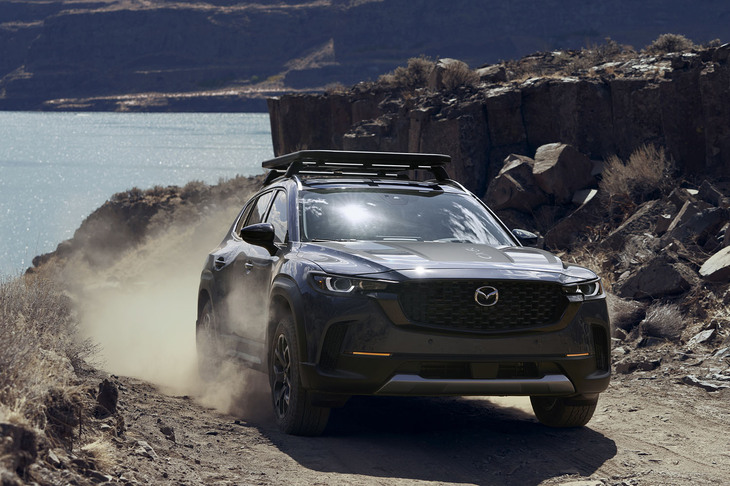 スモール商品群の最新モデルである「CX-50」。他のラインナップとは異なるオフロードイメージを打ち出しているが、日本には導入されていない。