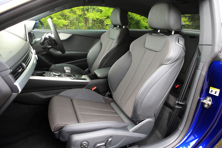 「A5クーペ2.0 TFSIクワトロ スポーツ」には、表皮の一部にレザーを用いたスポーツシートが装着される。「S lineパッケージ」を選択したテスト車のものには、ロゴのエンボス加工が施される。