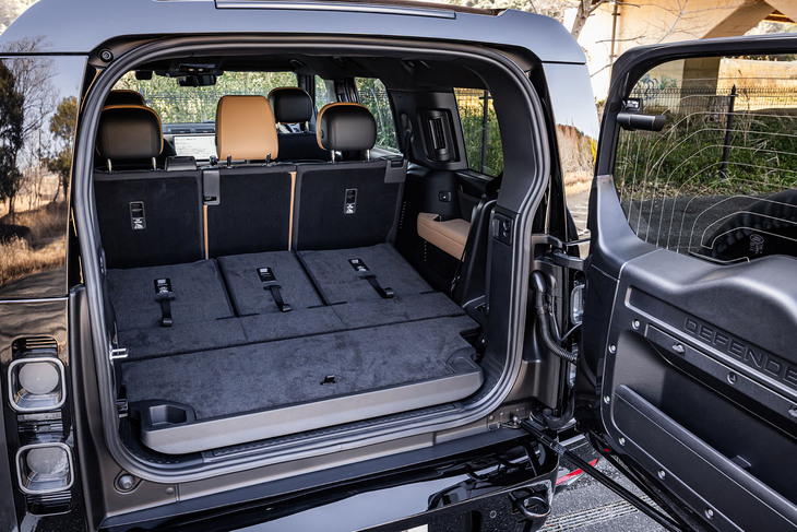 3列目シートは、シートの背もたれにあるストラップを引くことで簡単に収納できる。写真は3列目シートをすべて前方に倒した様子。取り外し可能なフラットラゲッジスペースフロアトレイを装備することで、荷室床面がほぼフラットになる。