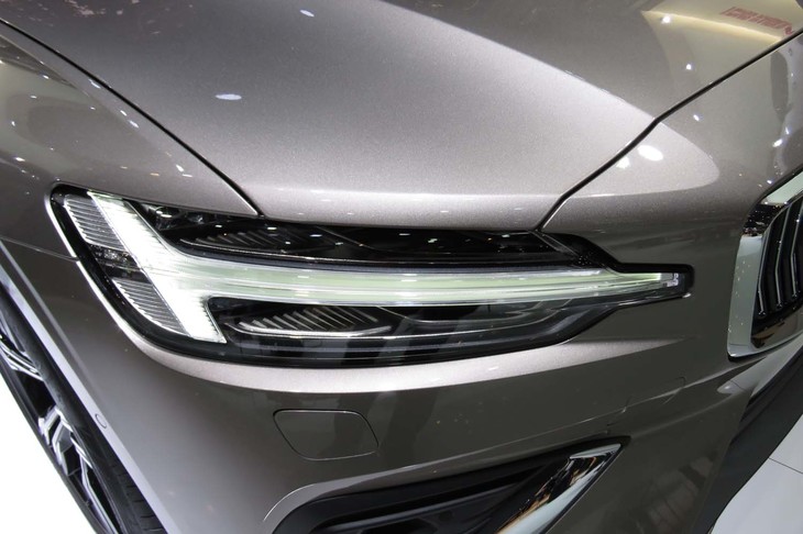 ボルボV60 T6 AWDインスクリプション（ヘッドランプ）