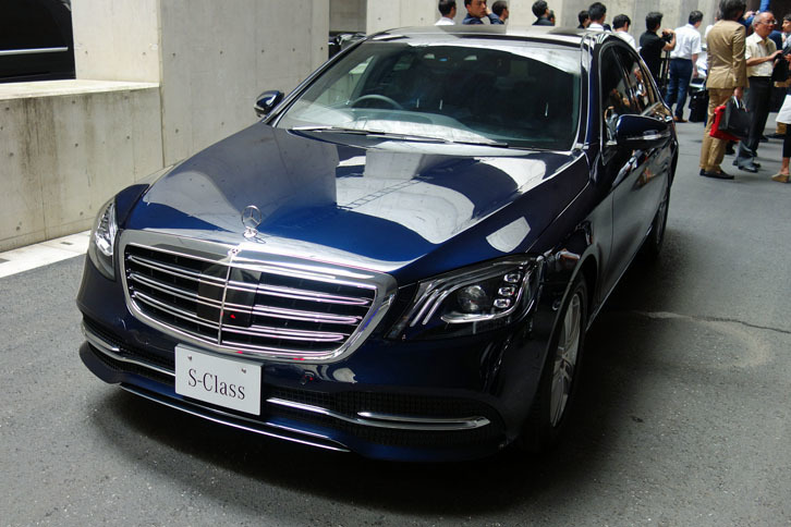 「メルセデス・ベンツS400」。「Sクラス」の発表会は、東京外環道の三郷南ICと高谷JCTの間の未開通区間を利用して行われた。