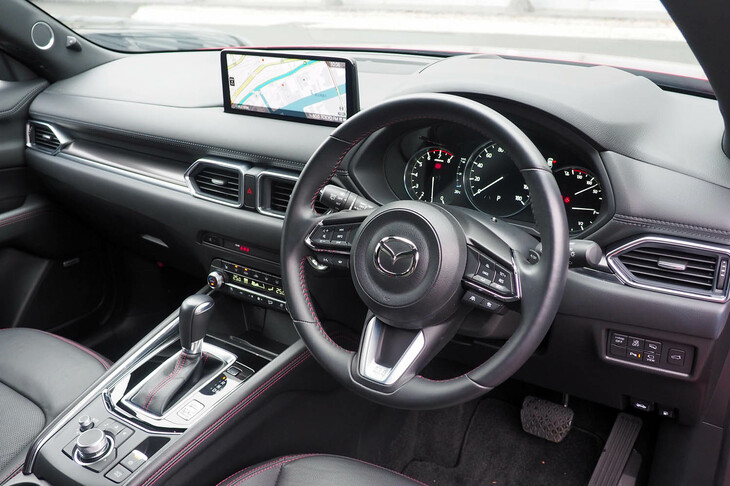 2代目「CX-5」のコックピット。上級グレードでは2020年12月の改良で、ダッシュボードに置かれたディスプレイが10.25インチに拡大された。