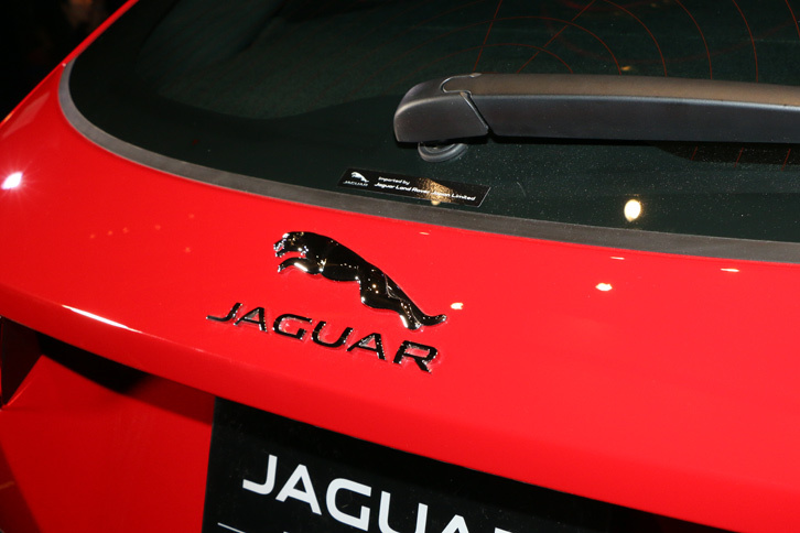 テールゲートを飾る、ジャガーのエンブレム。（写真＝大音安弘）