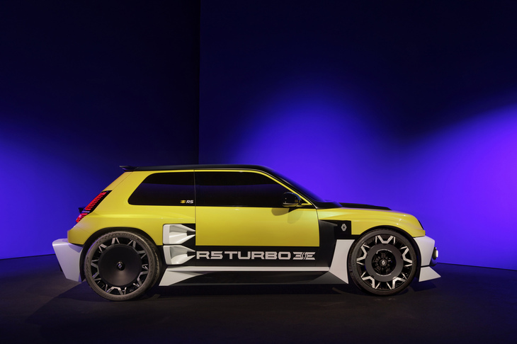 「5ターボ3E」のリアクオーターウィンドウには、ルノースポールのロゴが備わる。ルノーの担当デザイナーは「単純にデザイン的に締まるので貼ってみただけ」というが、その意図やいかに。