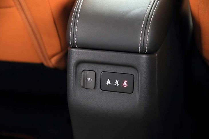 センターコンソールの後端には、後席用のUSBコネクターが設置されている。