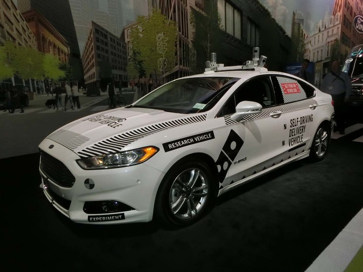 こちらはフォードとドミノ・ピザの協業による、ピザの自動宅配システムの実験車両。