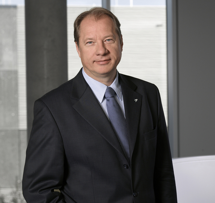 マクラーレン・オートモーティブのチーフ・オペレーティング・オフィサーを務めるジェンス・ルードマン氏。現在のところ、同社の開発計画は順調に進んでいるという。