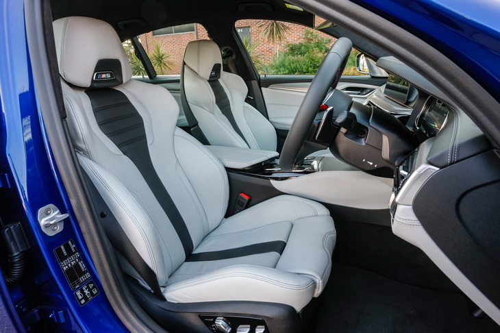 テスト車には、低い着座位置と高いサイドサポートを備えたシェル構造を持つMマルチファンクションシート（オプション）が装備されていた。