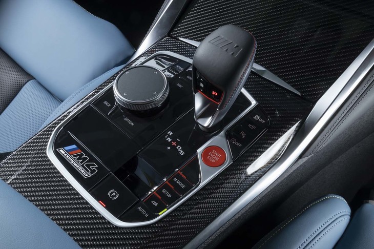 先代モデルが7段のデュアルクラッチ式ATを搭載していたのに対し、新型ではトルコン式の8段ATを採用（6段MTモデルもある）。「ドライブロジック」機能によってシフトスケジュールを3段階に変えられる。