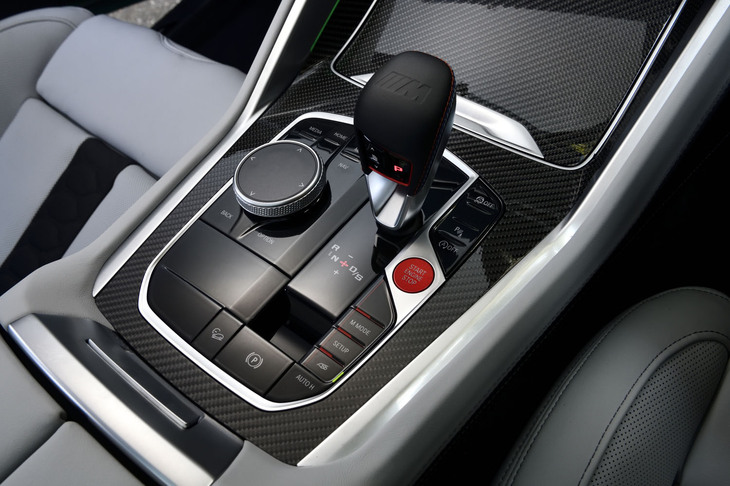 マイナーチェンジで他の「X6」が小さなツマミ式のシフトレバーに変更されたのに対して、「X6 Mコンペティション」のセンターコンソールには、従来型と同じく存在感のあるレバー式のシフトセレクターが配置される。