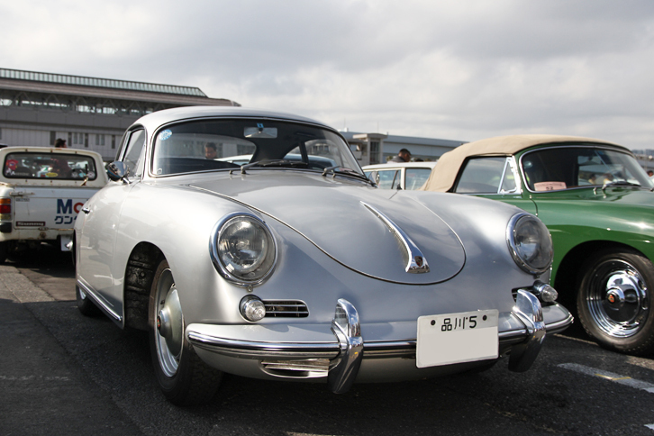 「品川5」のシングルナンバーを付けた1961年「ポルシェ356B」。1.6リッターのOHVフラット4を積む。
