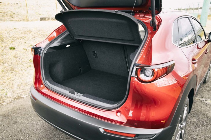 荷室の容量は、5人乗車時で430リッターが確保される。バックドアの電動開閉機構は標準で備わる。