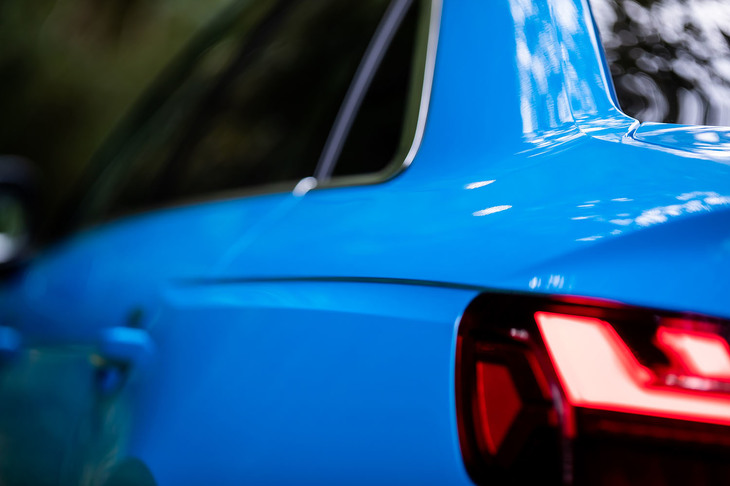 エクステリアでは全モデルに採用されたブリスターフェンダーが特徴。全幅は従来モデルより5mm拡大している。