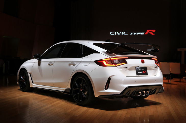 スポーツカーはもちろん、自動車全体を取り巻く環境が大きく変わるなかにあっても、“操る喜び”を磨き上げてきた新型「シビック タイプR」。この姿勢と情熱は、ぜひ2040年のホンダにも受け継がれていてほしい。