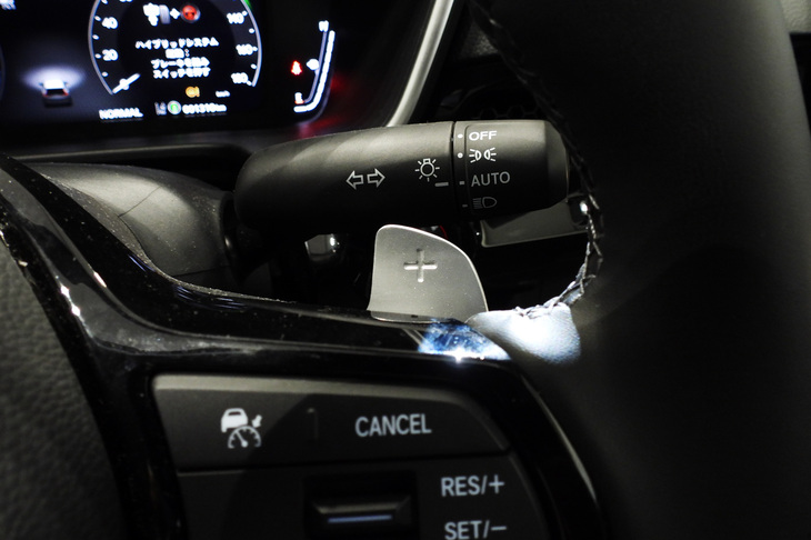 ホンダCR-V e：FCEV（ステアリングパドル）