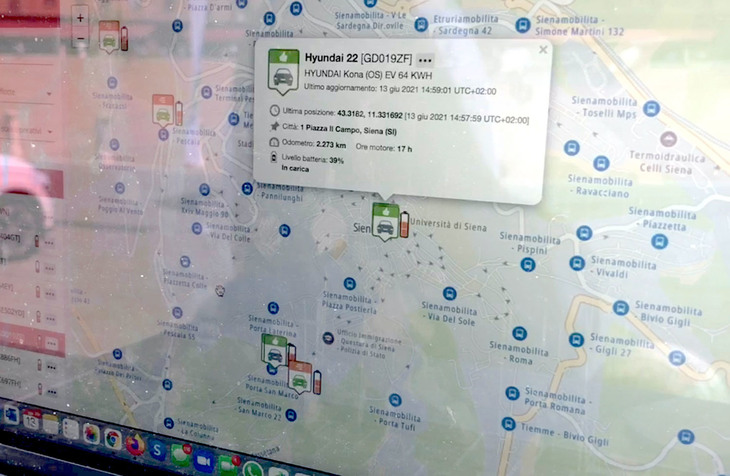 主催者のラップトップPC画面には、全参加車の現在位置およびバッテリー残量のリアルタイムデータが表示されていた。