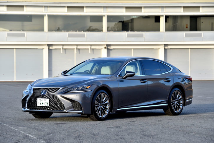 レクサスLS500h“バージョンL”
	ボディーサイズ：全長×全幅×全高＝5235×1900×1460mm／ホイールベース：3125mm／車重：2370kg／駆動方式：4WD／エンジン：3.5リッターV6 DOHC 24バルブ／モーター：交流同期電動機／トランスミッション：CVT／エンジン最高出力：299ps（220kW）/6600rpm／エンジン最大トルク：356Nm（36.3kgm）/5100rpm／モーター最高出力：180ps（132kW）／モーター最大トルク：300Nm（30.6kgm）／システム最高出力：359ps（264kW）／タイヤ：（前）245/45RF20 （後）245/45RF20／価格：1500万円