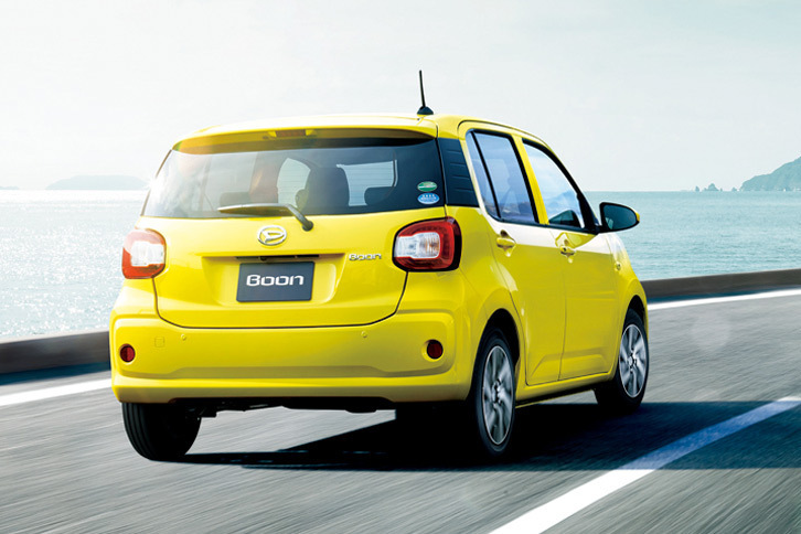 「ダイハツ・ブーン」の標準車のリアビュー。