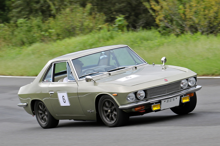 「足立5」のシングルナンバーを持つ1967年「日産シルビア」（CSP311）。型式名が物語るように「フェアレディ1600」（SP311）のクーペ版で、シャシーは共通。ただしボディーがほぼハンドメイドで120万円（フェアレディ1600は93万円）という「セドリック」の上級グレードを上回る高価格車だったため、小型車用のダットサンではなく日産ブランドを冠した。