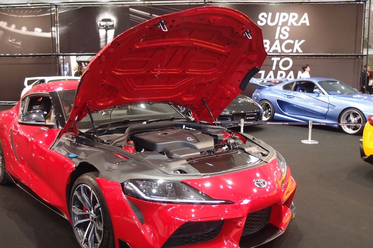 ボンネットはフロントフェンダーの上部までを占め、大きく開く。