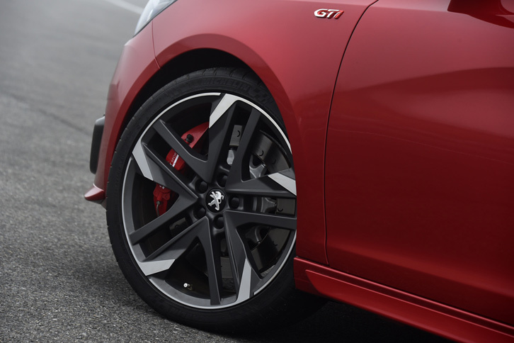 270ps仕様の足まわり。235/35R19サイズのタイヤと19インチアロイホイールが装備される。