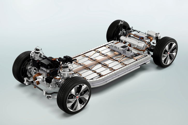 「Iペース」のベアシャシー。車体中央のフロアにバッテリーが、車体の前後にモーターが搭載される。