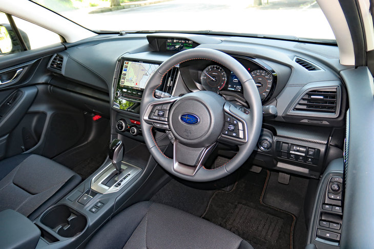 見よ！ この「XV」の運転席まわりを。右を見てもボタン、左を見てもボタン、まさにボタン地獄（ヘル）！ ……まぁタッチパネルも音声入力もそれぞれに長所短所があるし、仕方ないっちゃ仕方ないんだけどね。