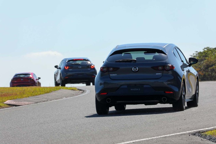 「スカイアクティブX」エンジンは、SUV「CX-30」にも採用されている。マツダでは、同モデルへの「eスカイアクティブX」導入とそのユーザーへのソフトウエアの無償アップデートについても検討中とのこと。