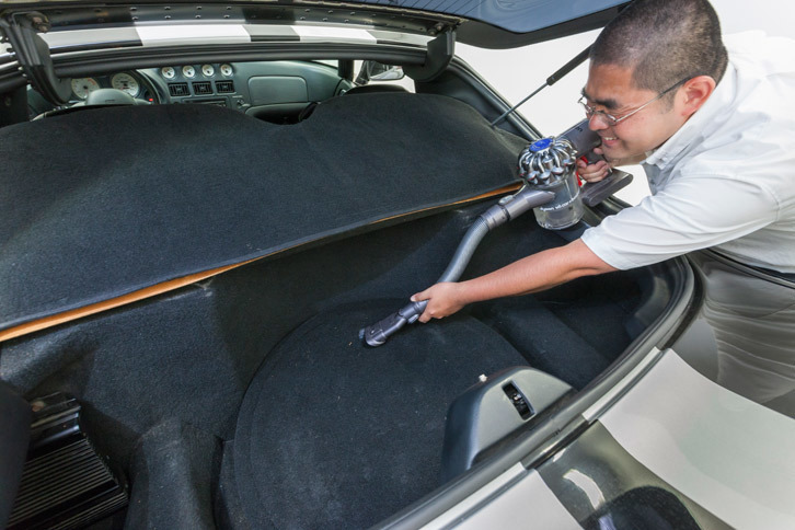 ラゲッジルームは横から身を乗り出すようにして掃除することとなる。掃除機の種類によっては、底部にノズルを届かせることすら難しい。