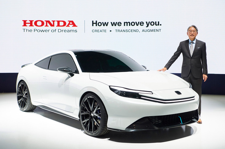 「ジャパンモビリティショー2023」のホンダのプレスカンファレンスより、「プレリュード コンセプト」と本田技研工業の三部敏宏社長。