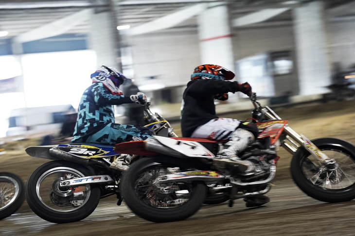 最新のモトクロッサー（オフロード専用の競技車両）をベースにしたマシンで競われるクラス。エンジンは排気量450cc 4ストローク単気筒が中心だ。ジャンプなどをこなすために採用された長い前後サスペンションを、平たんなオフロードの楕円（だえん）コースを走行するために調整。車体が低く、前後タイヤも太い独特のスタイルに改造されている。