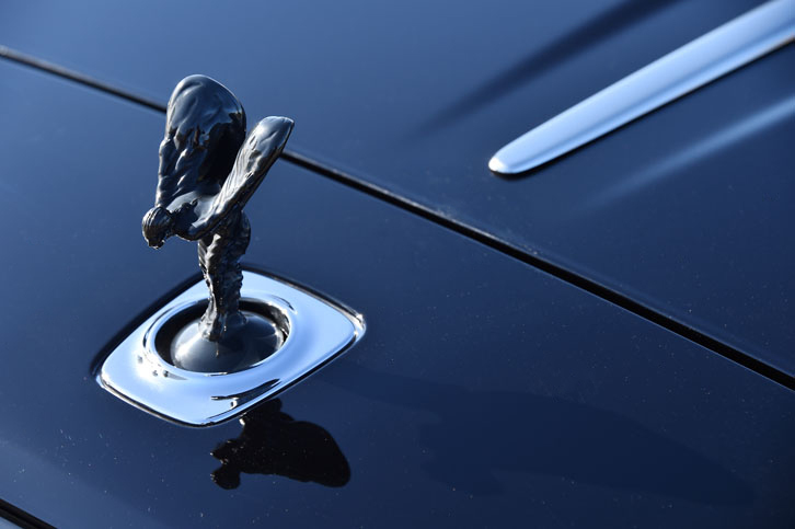 高光沢の黒で塗られたボンネットマスコット「スピリット・オブ・エクスタシー」。施錠の際、台座ごとボディー内部に収納される。