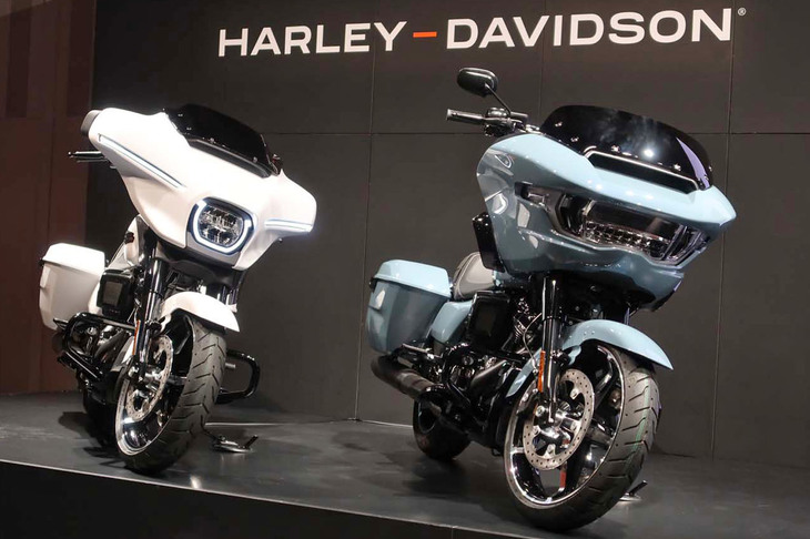 「ストリートグライド」は翼を広げたタカを思わせるデザインのランプを採用。従来丸型の2眼だった「ロードグライド」のライトは長方形のものに変更された。