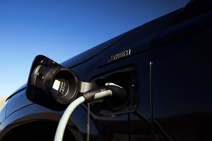 バッテリーの容量はグロスで29.5kWh。電動走行の最高速は140km/hで、電気のみでの走行可能距離は82～88kmとされている（WLTPモード）。