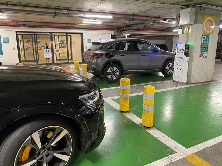 【写真D】2台はいずれもドイツのナンバーだった。