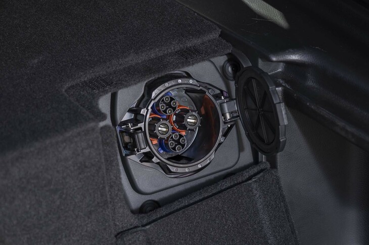 FCスタックで生成した電気やバッテリー内の電気は、普通充電にも用いるAC充給電口から取り出すことが可能。またトランク内にはCHAdeMO規格のDC給電口も設けられている。