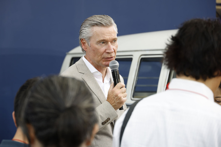 「ID.Buzz」を紹介するフォルクスワーゲン ジャパンのフォルクスワーゲンブランドディレクター、イモー・ブッシュマン氏。