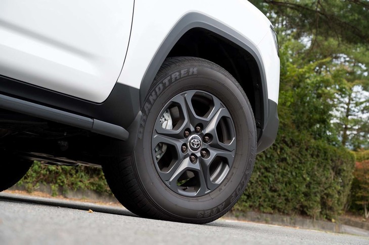 タイヤサイズは265/65R18。マットグレーのホイールは「GRスポーツ」専用装備だ。