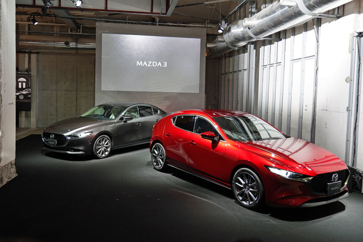 「マツダ3ファストバック」（手前）と「マツダ3セダン」（奥）。全長はセダンのほうが200mm長い。