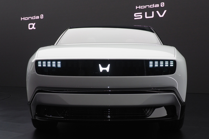 「Honda 0 SUV」のフロントマスク。　
	清水「ほった君はどう思うの？　このデザイン」　
	ほった「うーん。ある種の拒絶感があるのは確かですけど……」