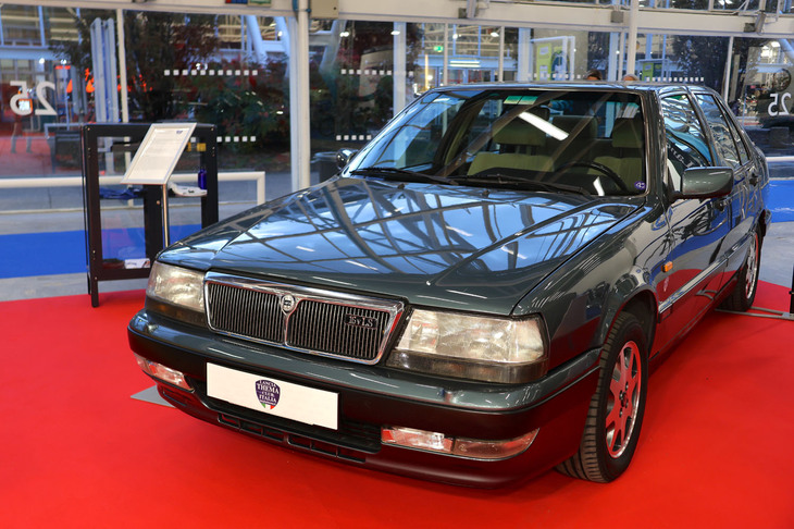 「ランチア・テーマ クラブ イタリア」の展示車。極上状態の1993年「シリーズ3 16V LS」は、新車からワンオーナーだったものを、2年半前にクラブのメンバーが購入したという。すでにASI（イタリア古典四輪二輪クラブ）によるヒストリックカー認定を取得している。