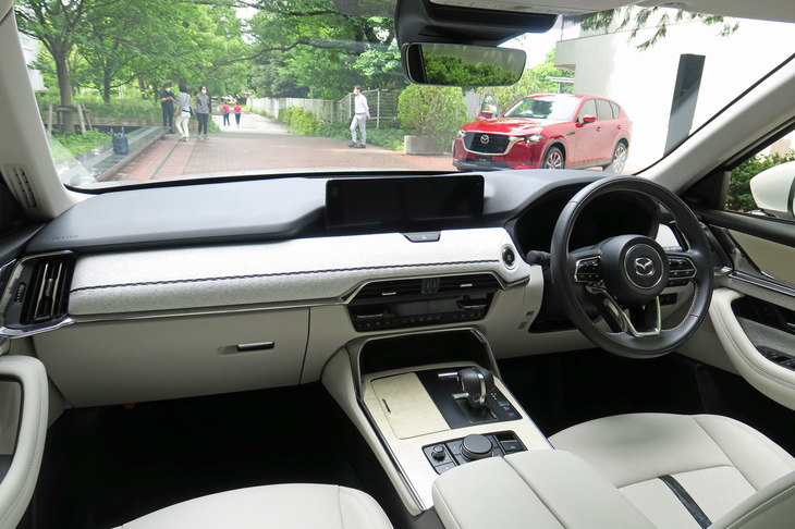 「XDハイブリッド プレミアムモダン」のインテリア。各所に施された織物のトリムが特徴だ。