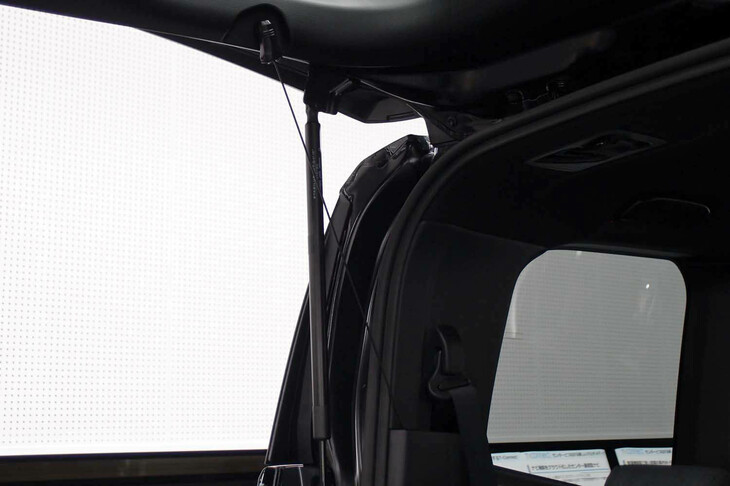 トヨタ・ヴォクシーS-Z＜7人乗り／ハイブリッド車＞（ワイヤーを使った“からくり”機構でバックドアの開度調整が可能なフリーストップバックドア）