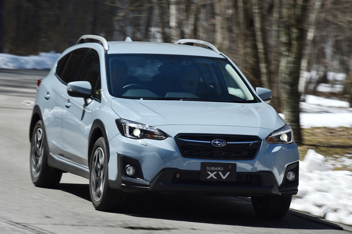 新プラットフォームの採用により、操舵応答性と操縦安定性を一段と高めた。写真の車両は「2.0i-S EyeSight」、ボディーカラーはクールグレーカーキ。