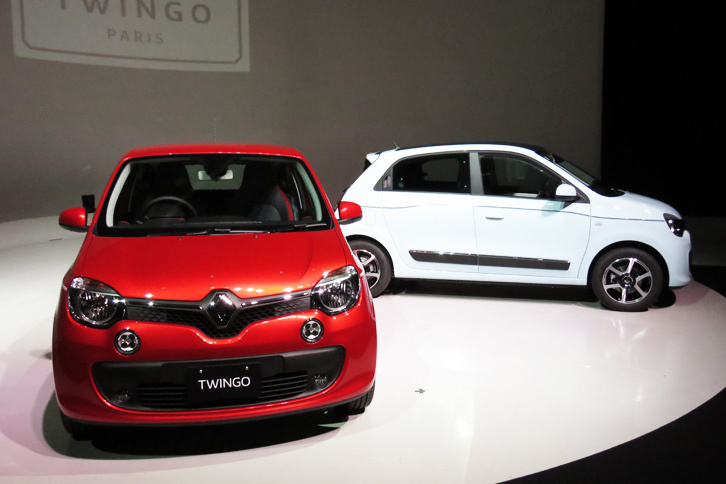 「ルノー・トゥインゴ インテンス」（手前）と「トゥインゴ インテンス キャンバストップ」（奥）。