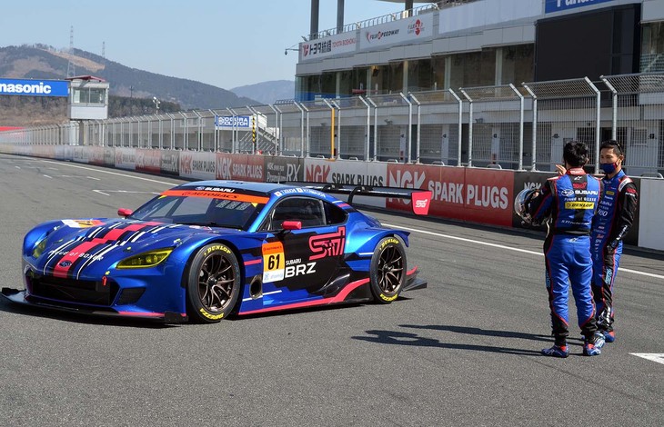 ボディーの刷新はリスクもあり、今後は予期せぬ問題も発生するはずだ。圧倒的な速さを度々見せつけた2020年マシンは完成度が高く、ドライバーも慣れ親しんでいたことを思うと、今回の変更は惜しまれるような気もする。しかしドライバーは、「去年までのマシンは安心感があるけれど、さらによくするのは難しいかもしれないし、常に新しく変えていくことのほうが大事です」と語るなど、新型への移行を全面的に歓迎していた。