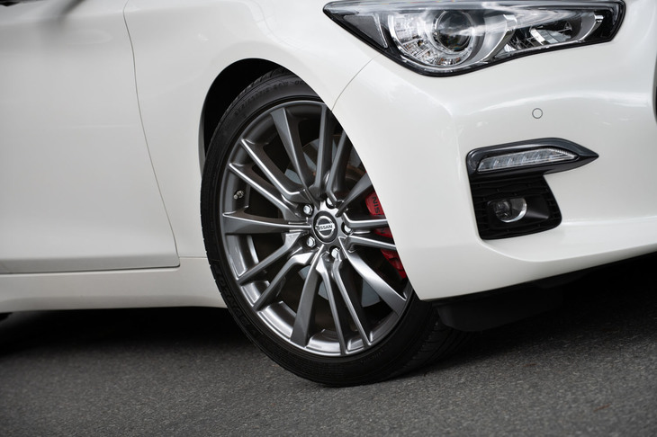 タイヤおよびホイールのサイズは「GTタイプSP」と同じだが、ガンメタリック塗装のアルミホイールは「400R」専用の装備となる。