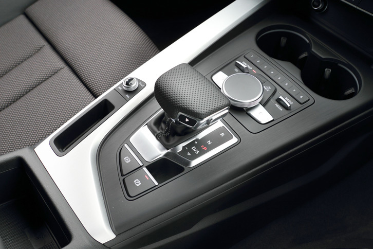 トランスミッションはデュアルクラッチ式ATの7段「Sトロニック」。高性能モデルの「S5」にはトルコン式の8段ATが搭載される。