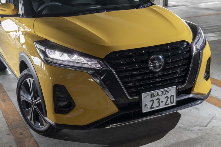 日産のデザインランゲージ「Vモーショングリル」は新世代に移行し、グリルとメッキパーツで二重のV字を描く「ダブルVモーション」に進化した。