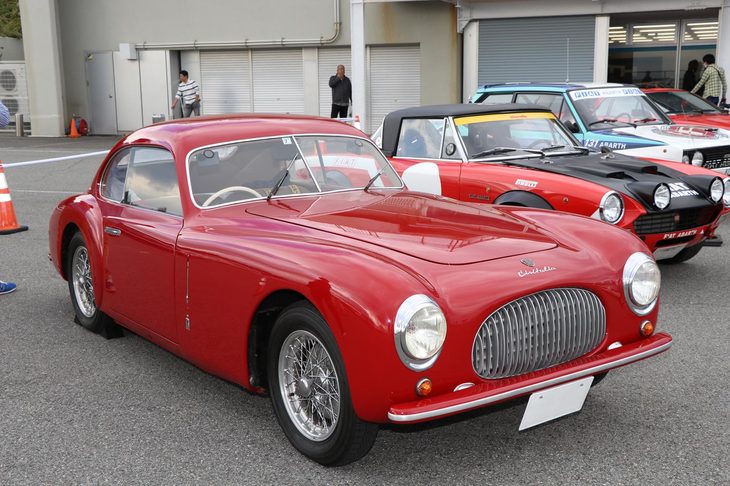 アバルトミュージアムでは極めて珍しい車両も展示。その一台が「チシタリア202クーペ」だ。チシタリアは、第2次世界大戦後に創業されたイタリアのスポーツカーメーカーで、エンジンにはフィアット製を採用。展示車はリアタイヤのスパッツが外されていた。